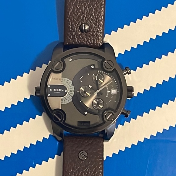 Analog watch with date and time function only - Picture 1 of 2